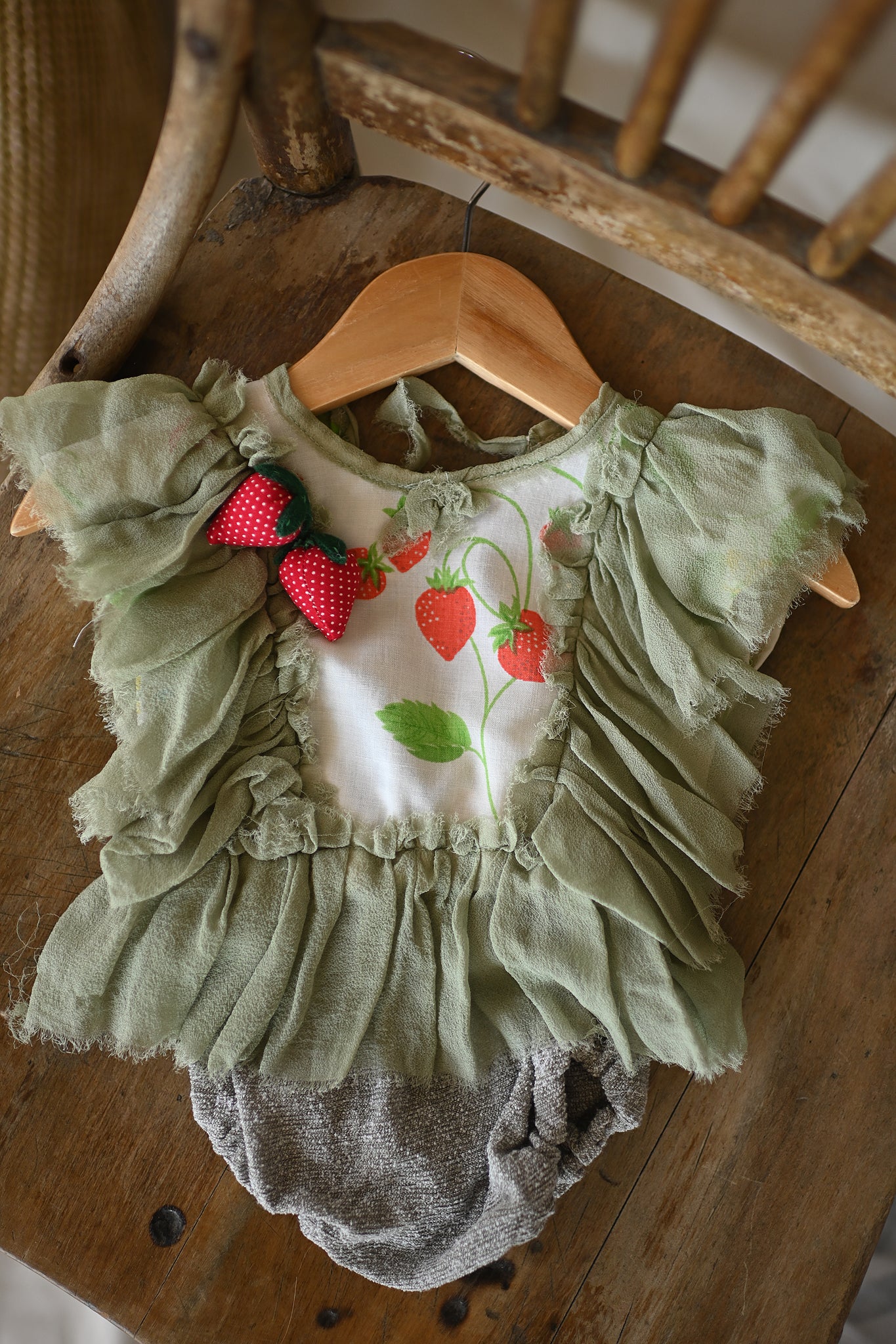 Sitter Girl - Strawberries