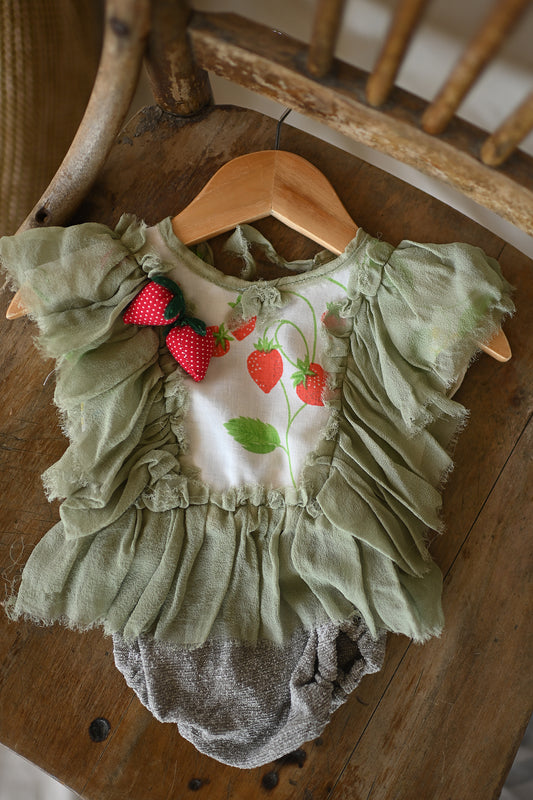 Sitter Girl - Strawberries